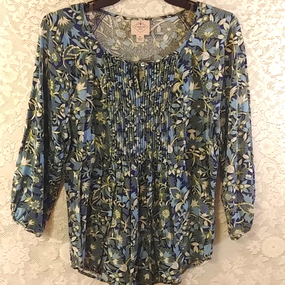 ST JOHNS BAY FLOWY 3/4 SLEEVE TOP SIZE MEDIUM.